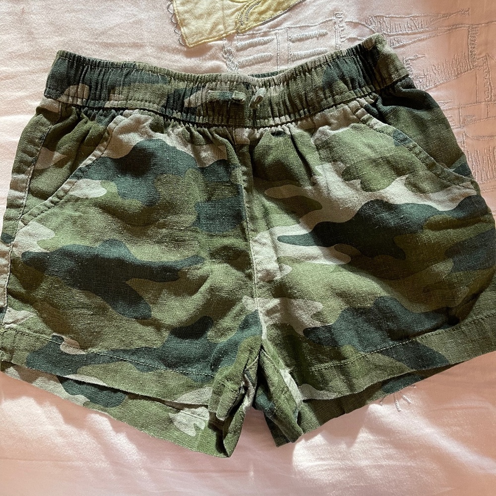 Girls camo shorts size medium